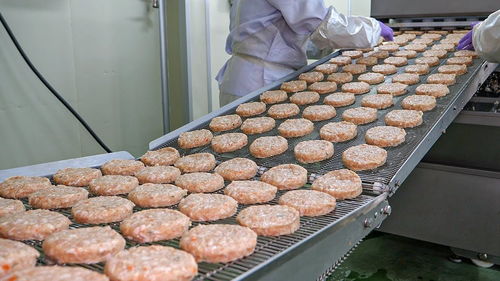 海外美食 记录大型鸡肉加工厂,日产4000公斤鸡排 – 韩国食品厂